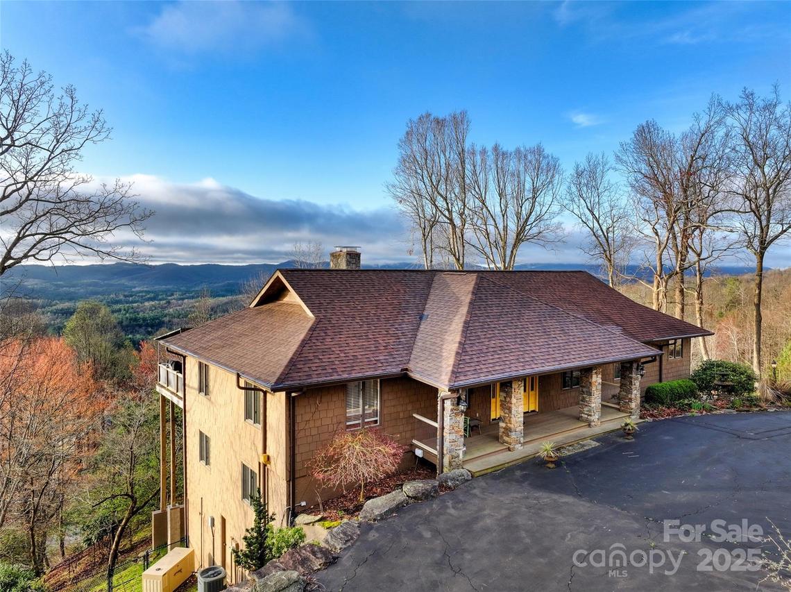 300 Roberts Dr., Hendersonville, NC 28739