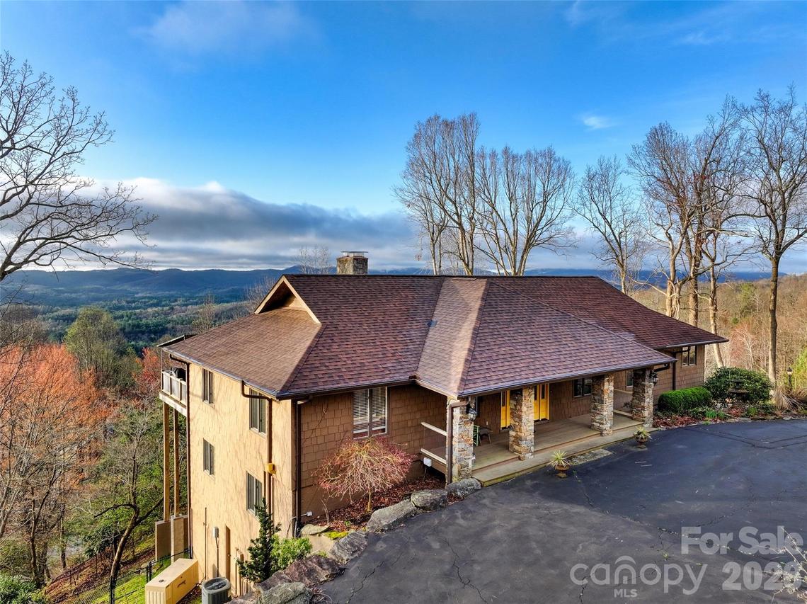 300 Roberts Dr., Hendersonville, NC 28739