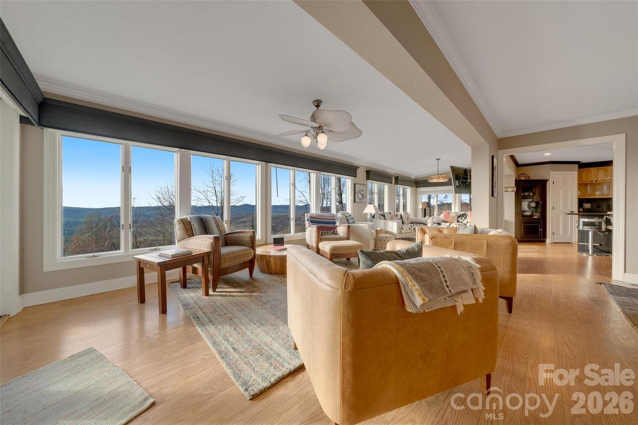300 Roberts Dr., Hendersonville, NC 28739