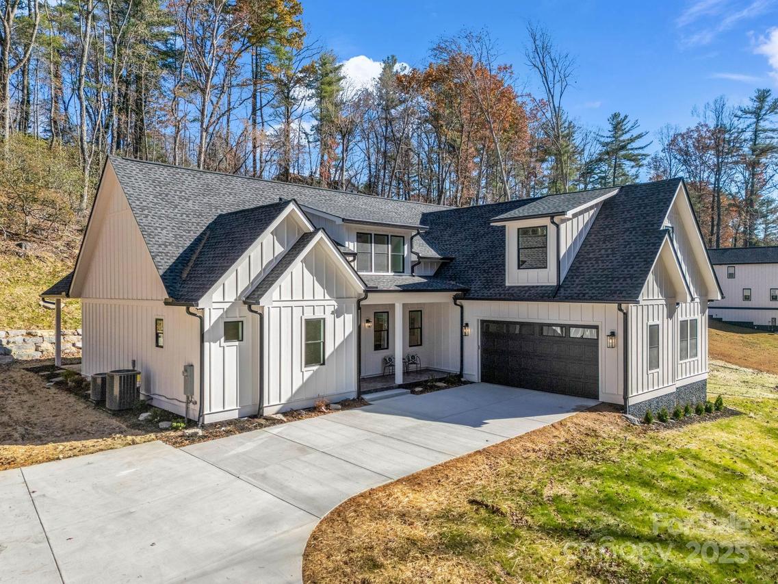 85 Adger Dr., Hendersonville, NC 28739