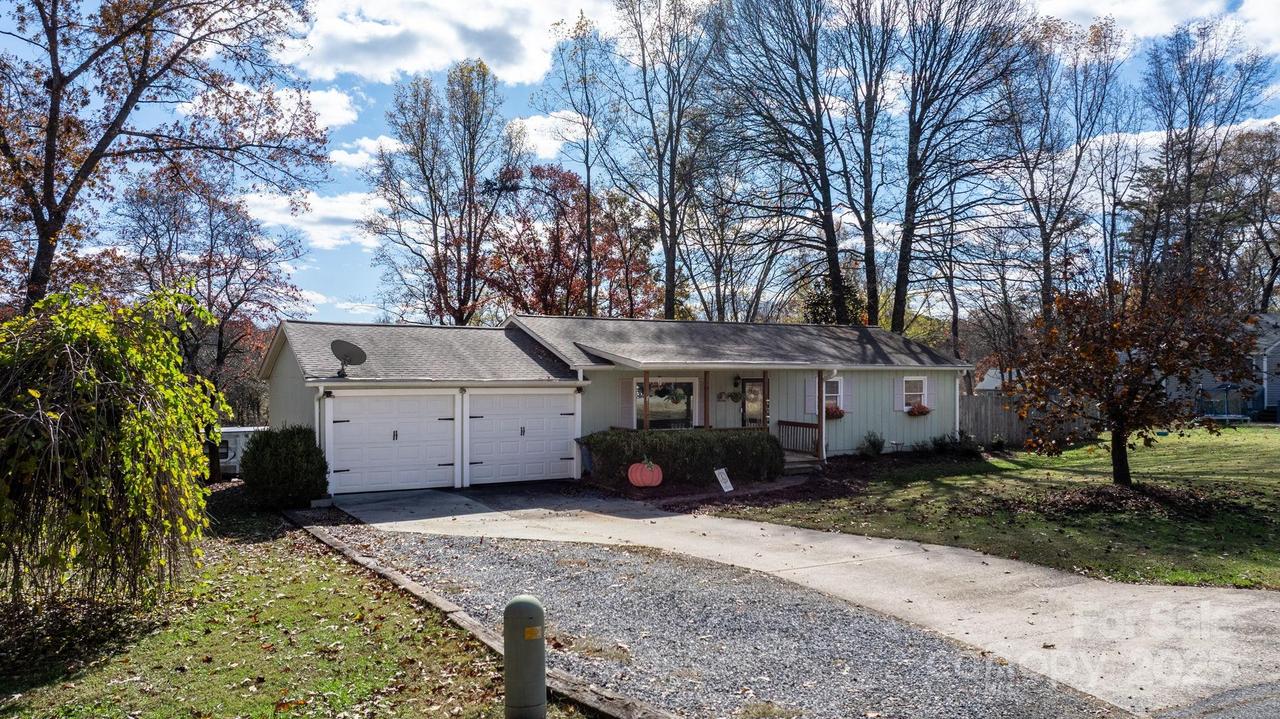 1553 Castell Ln., Hickory, NC 28601