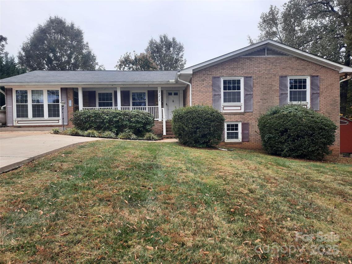 121 Greenview Dr., Kannapolis, NC 28081