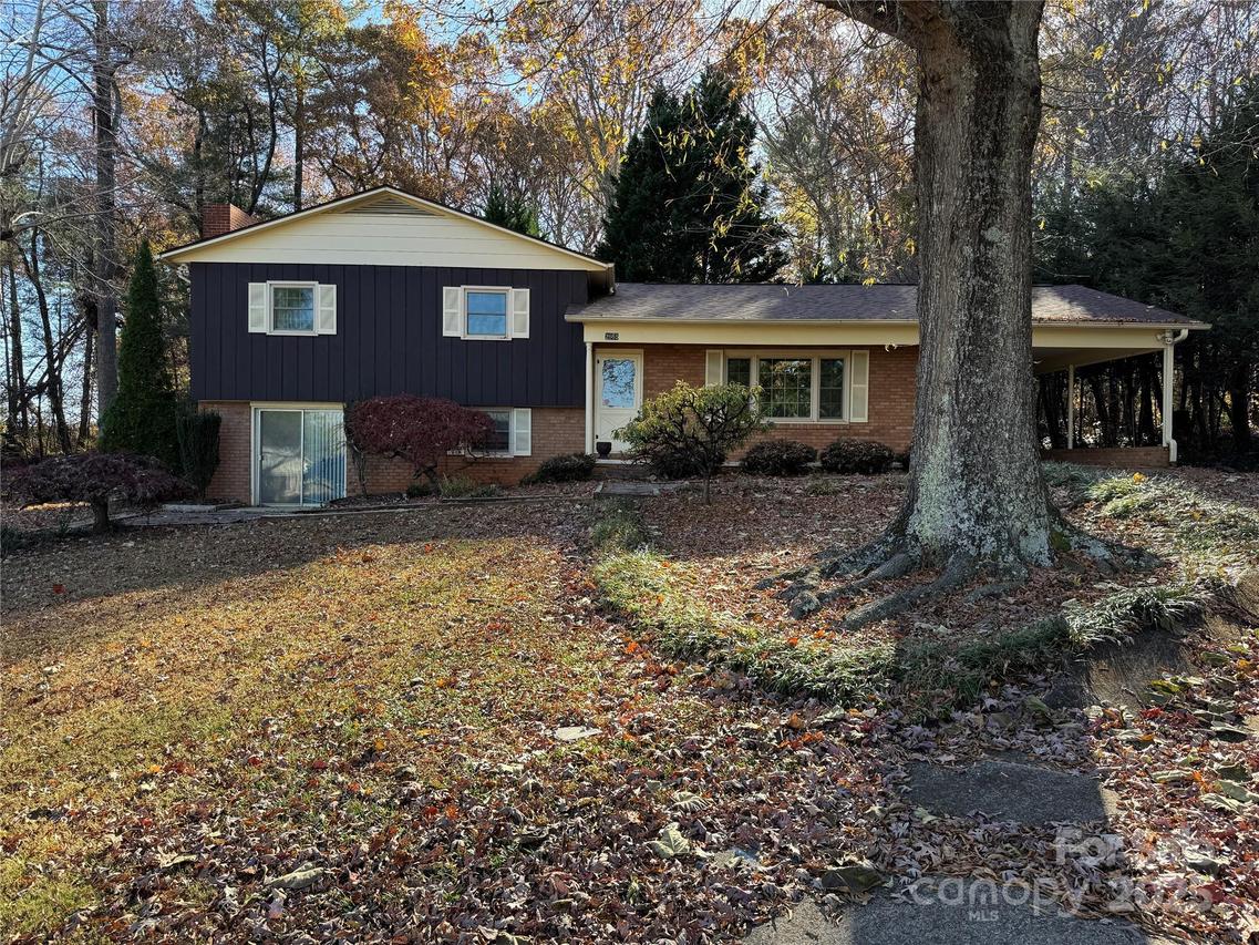 2665 Fairway Acres Cir., Lenoir, NC 28645