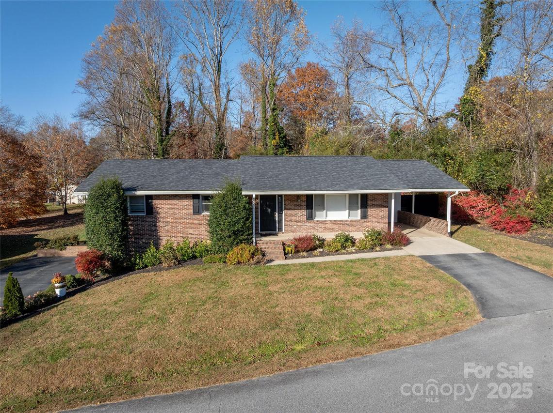 71 Bristol Ln., Hendersonville, NC 28792