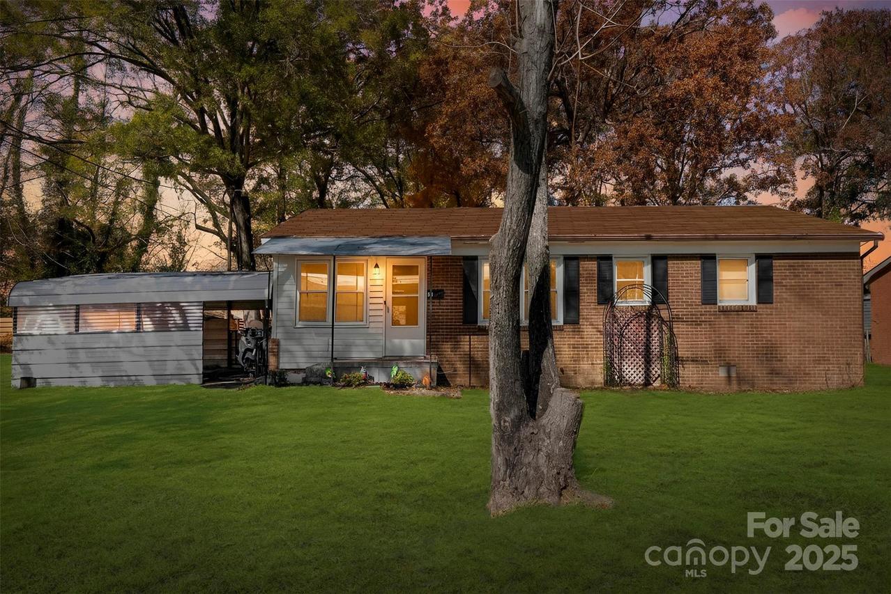 514 Hand Cir., Lowell, NC 28098