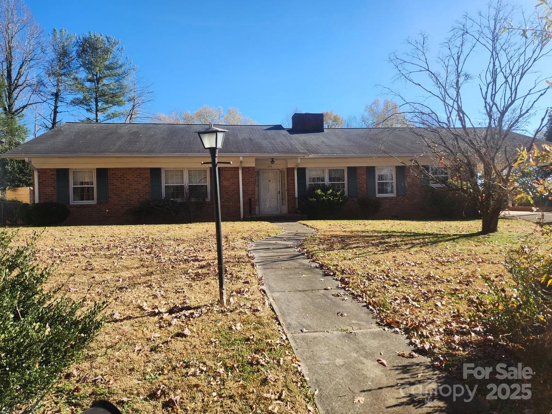 214 Robinwood Cir., Lenoir, NC 28645