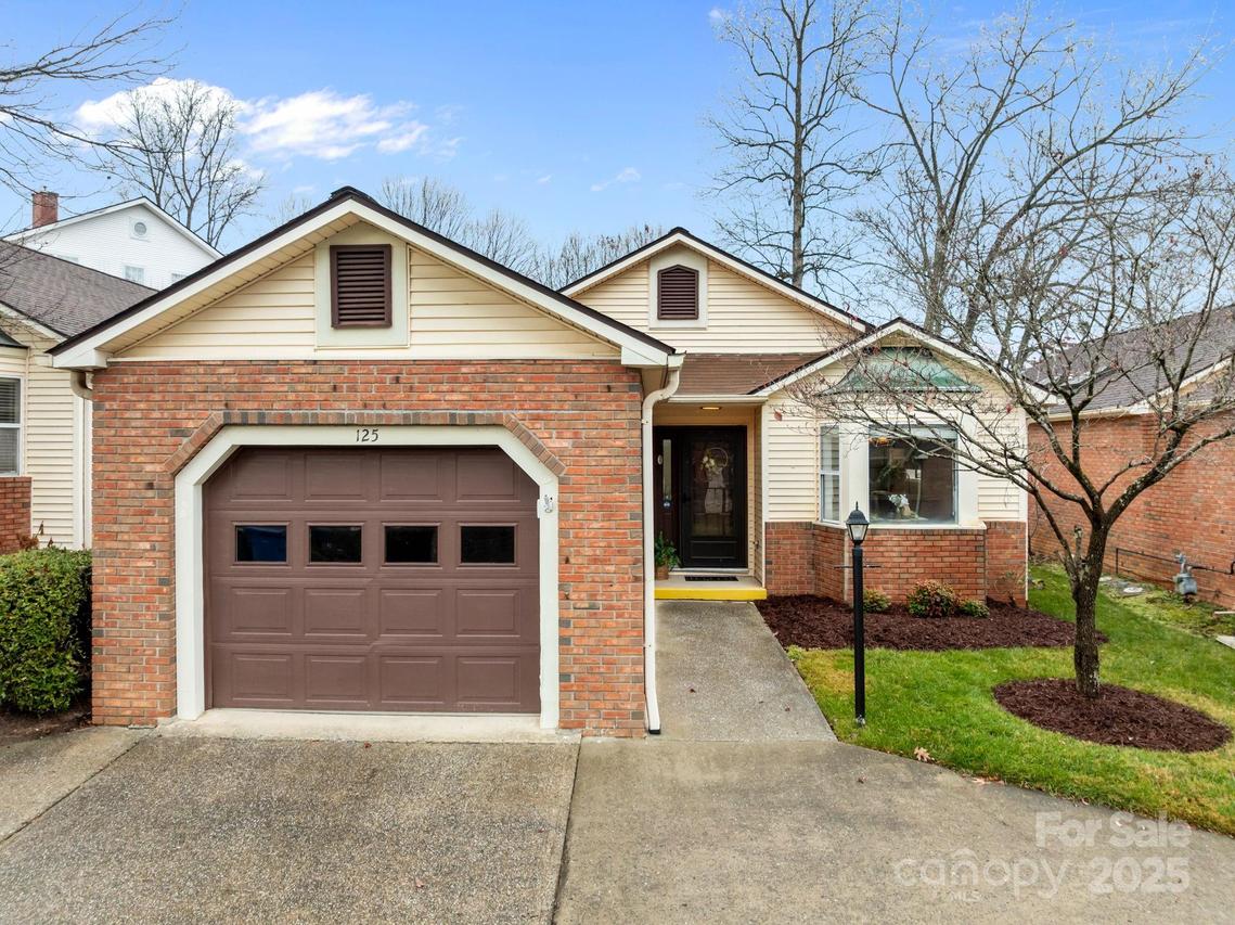 125 Exeter Ct., Hendersonville, NC 28791