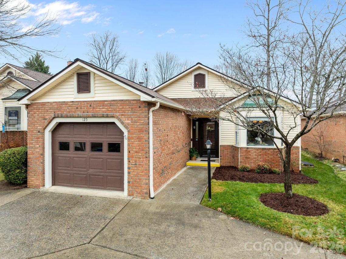 125 Exeter Ct., Hendersonville, NC 28791
