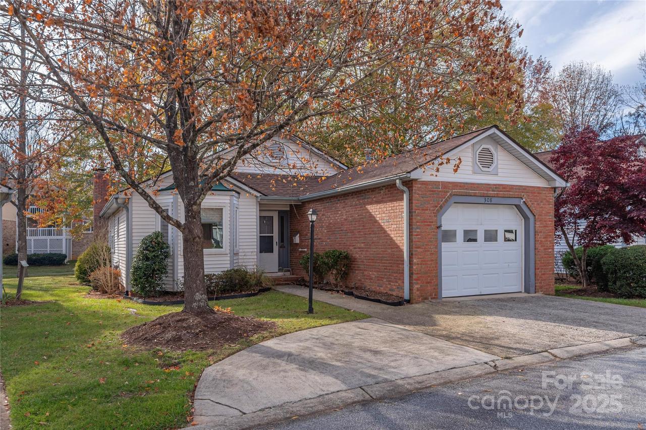 308 Somerton Ct., Hendersonville, NC 28791