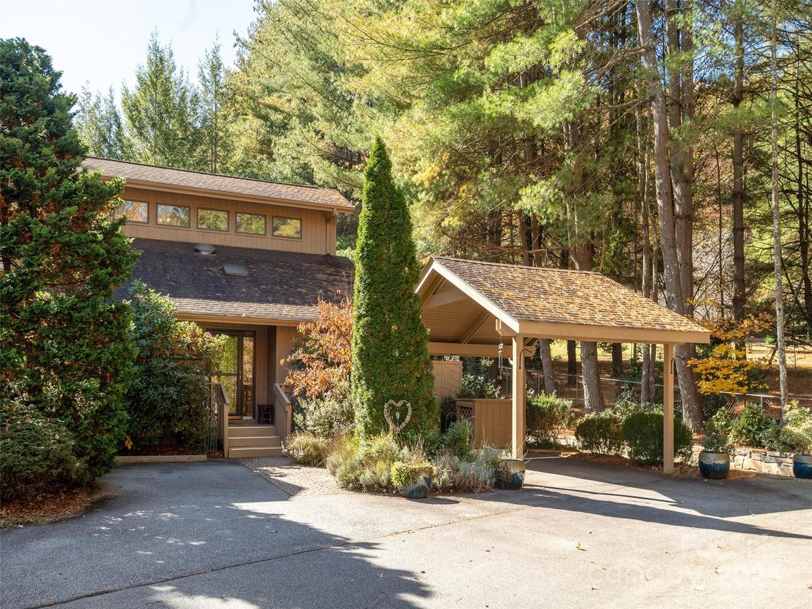 604 Spanish Oak Ln., Hendersonville, NC 28791