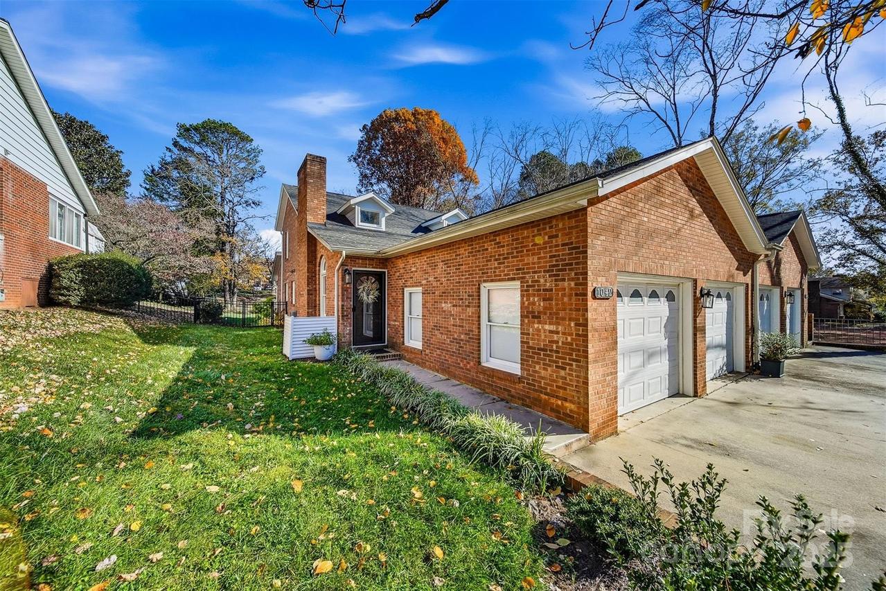1042 1st St., Hickory, NC 28601