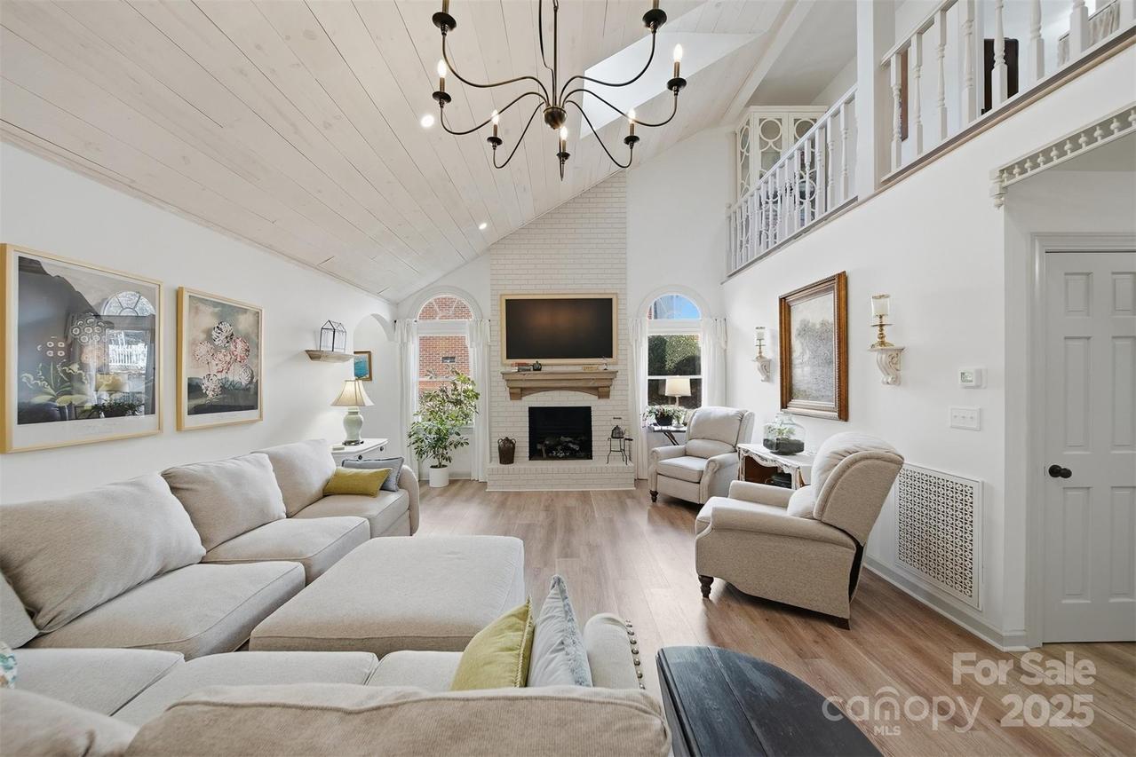 1042 1st St., Hickory, NC 28601