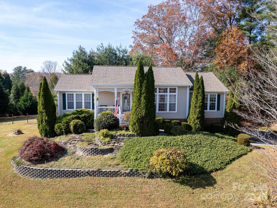 21 Old Applewood Ln., Hendersonville, NC 28739