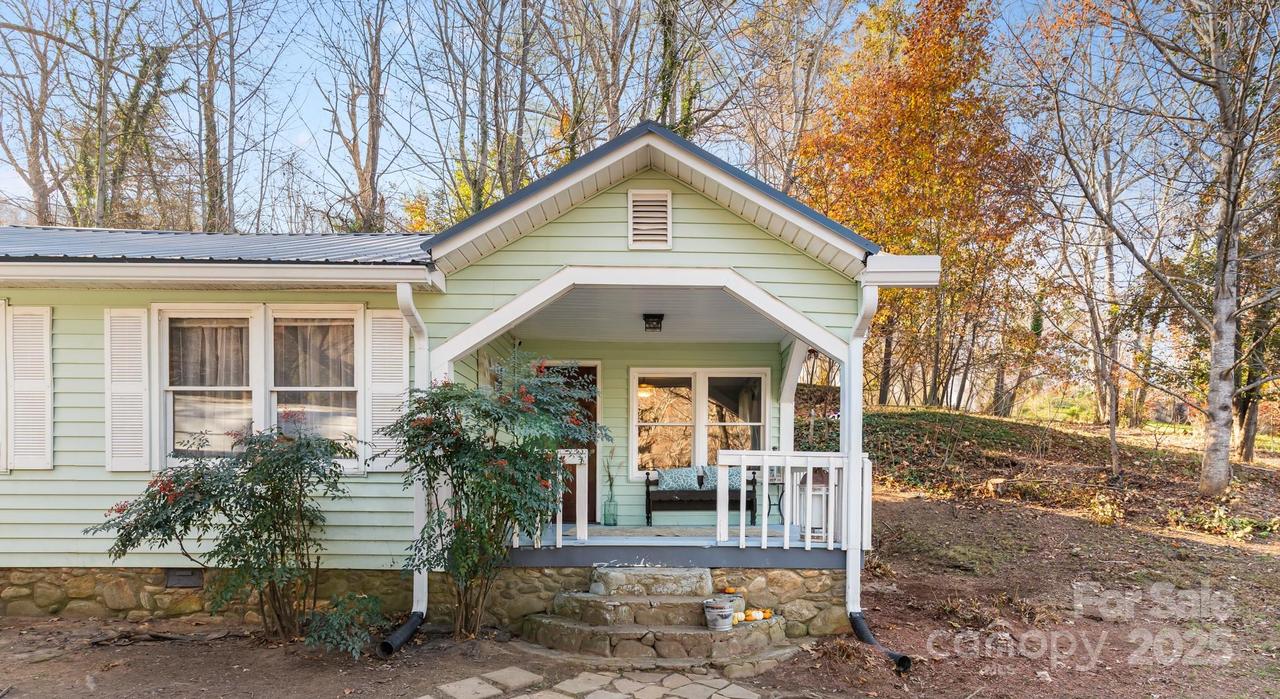 14 Sluder Branch Rd., Candler, NC 28715