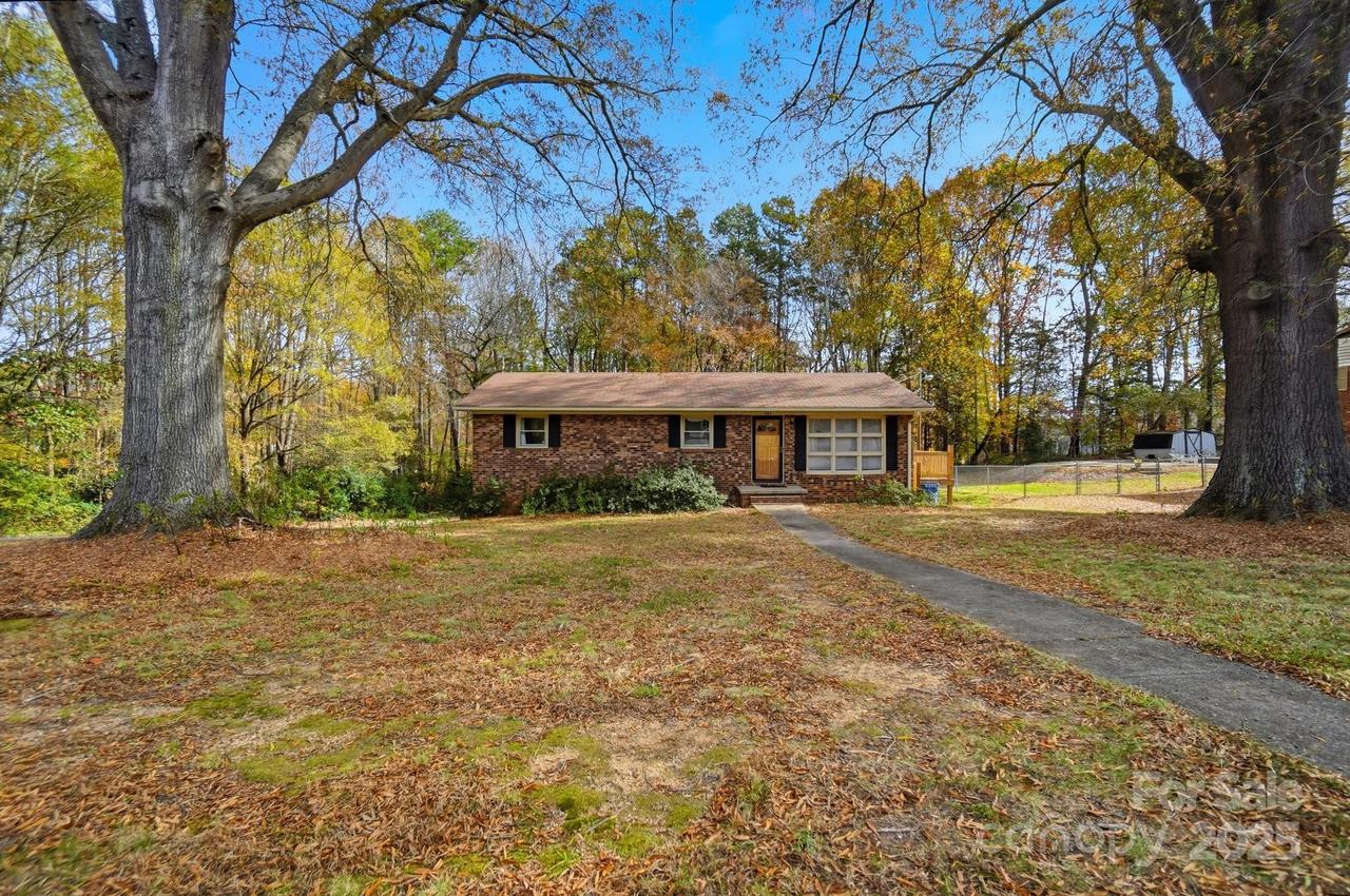 304 Tanglewood Dr., Kannapolis, NC 28081
