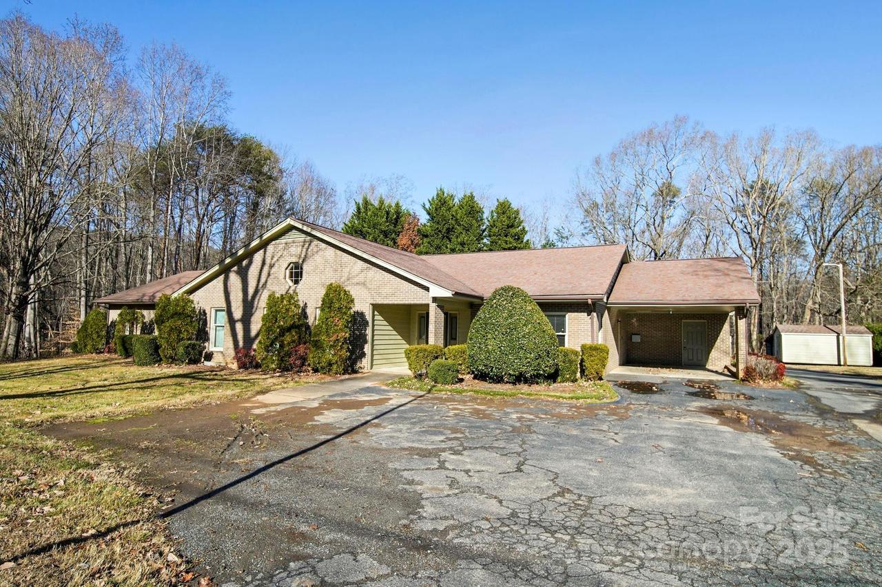 1015 Elizabeth Dr., Dallas, NC 28034