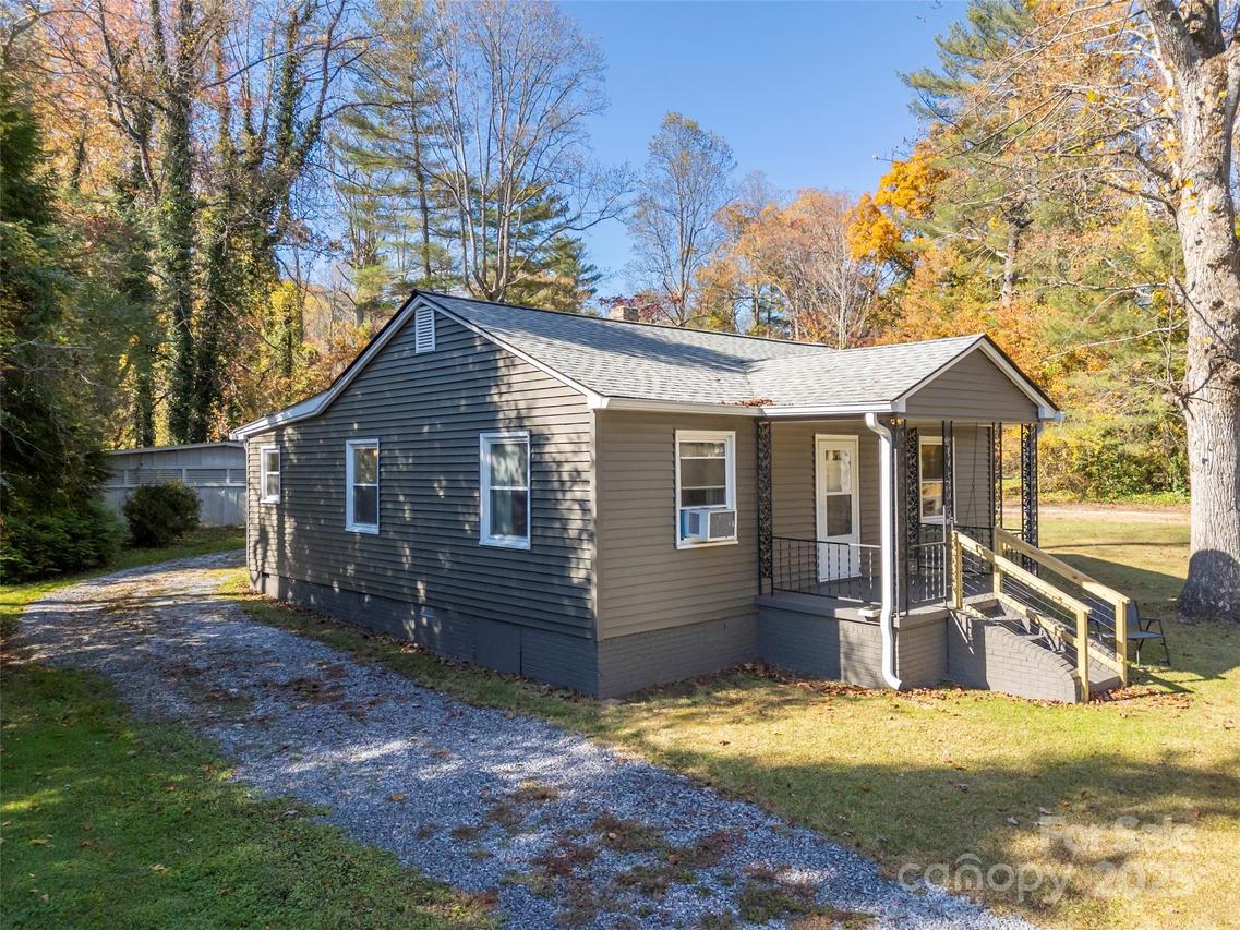 721 White Pine Dr., Laurel Park, NC 28739