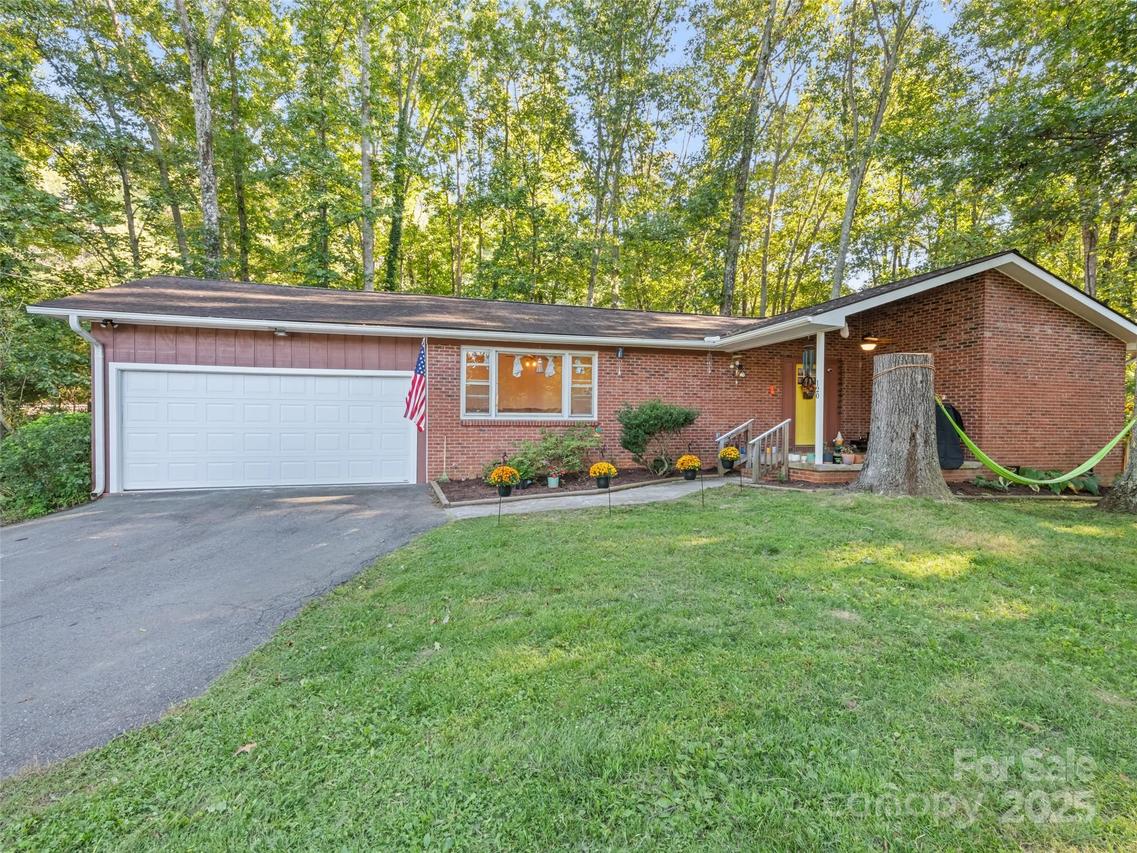 120 Pleasant Hill Cir., Waynesville, NC 28786