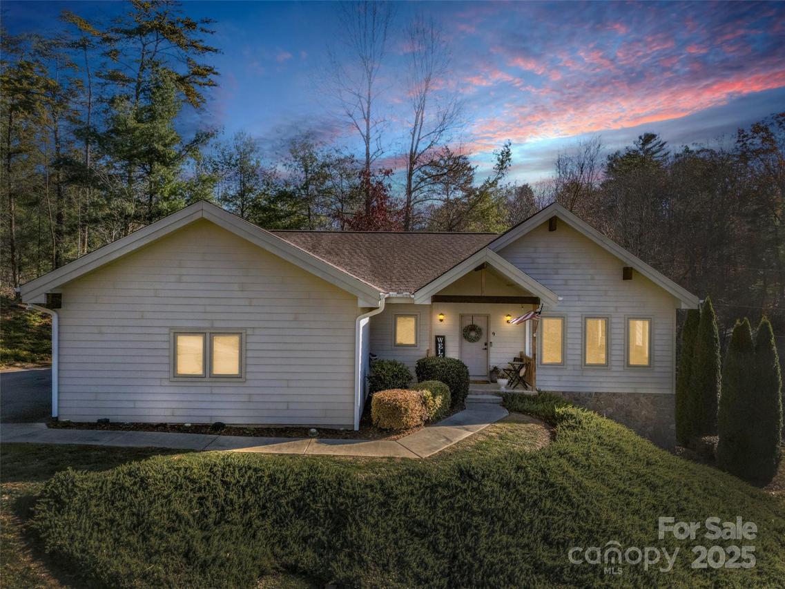 9 Fairway View Dr., Weaverville, NC 28787