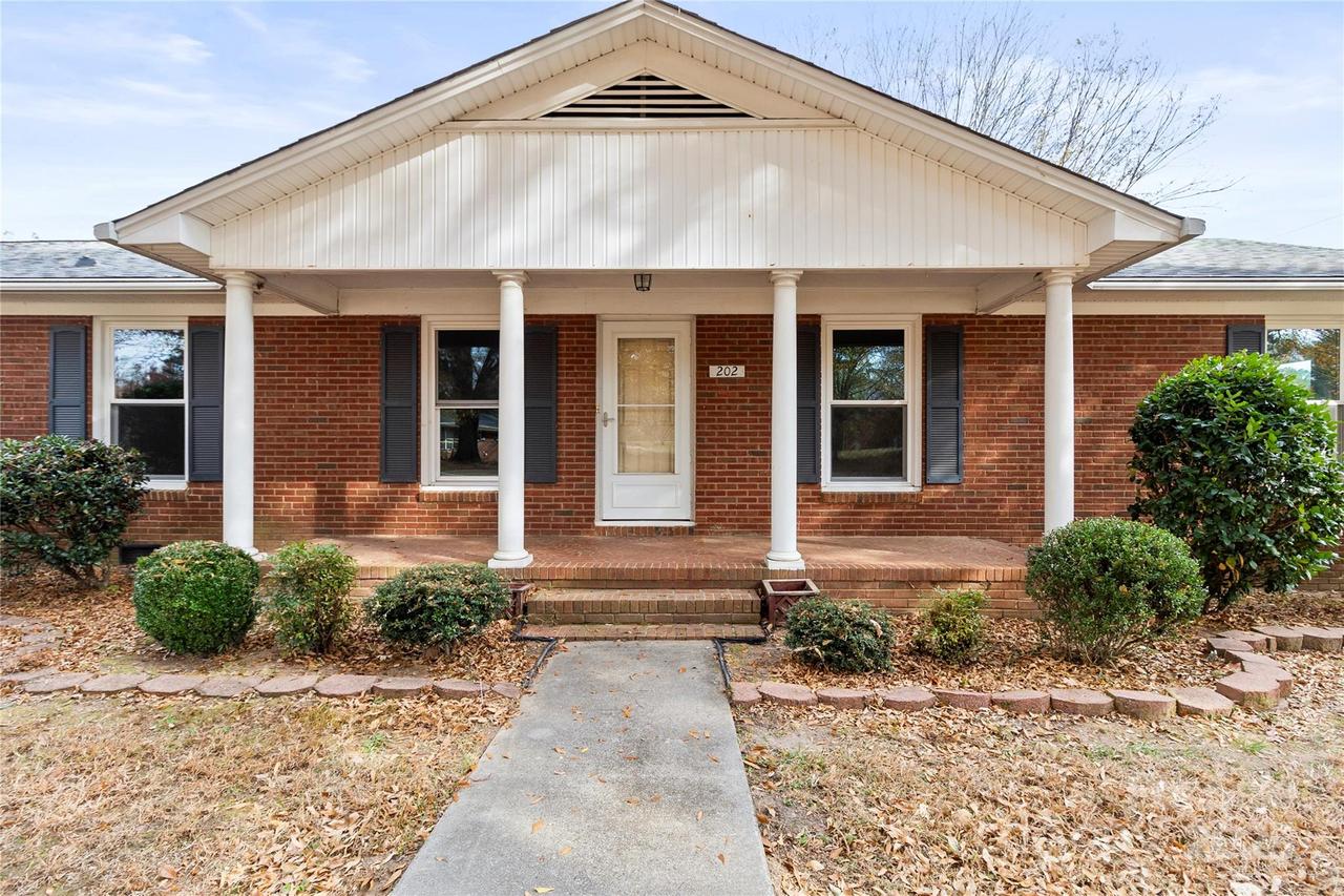 202 Fieldcrest Dr., Stanley, NC 28164