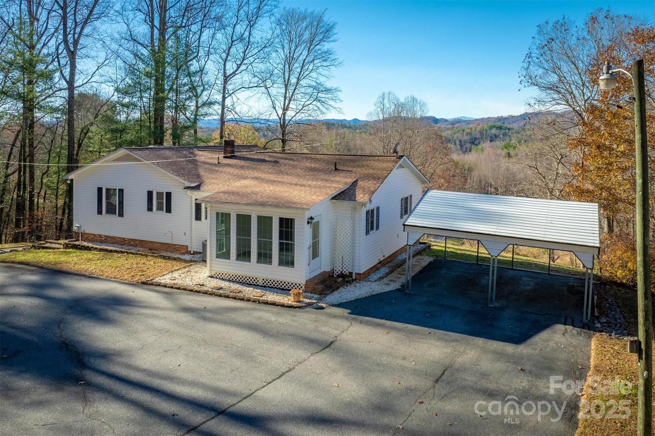 2196 Uphill Ln., Lenoir, NC 28645