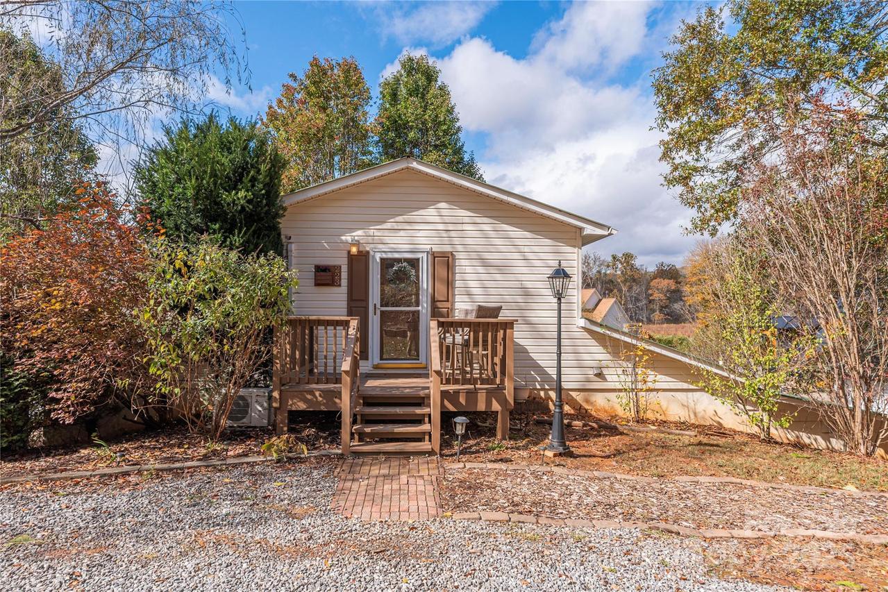 223 Davidson Rd., Swannanoa, NC 28778