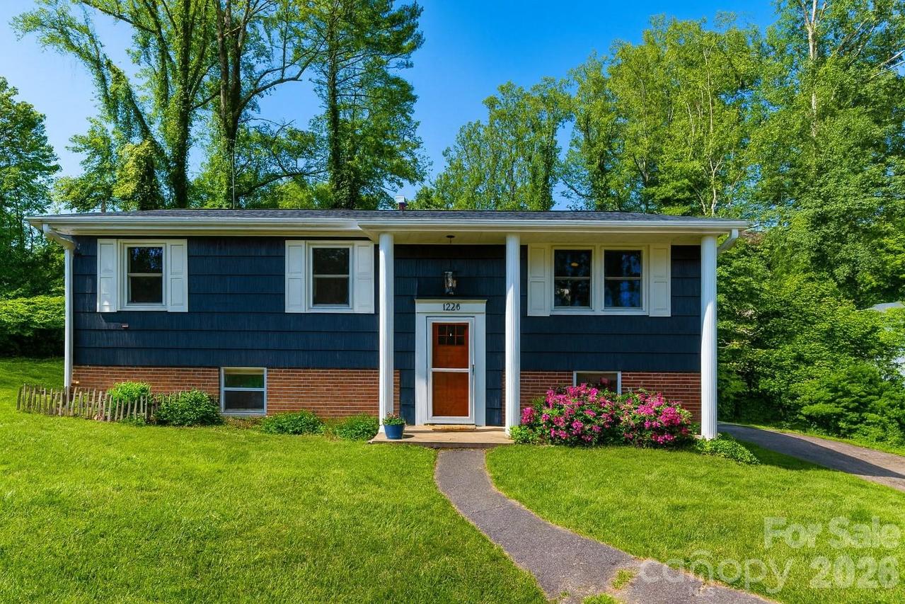1226 Pinebrook Cir., Hendersonville, NC 28739