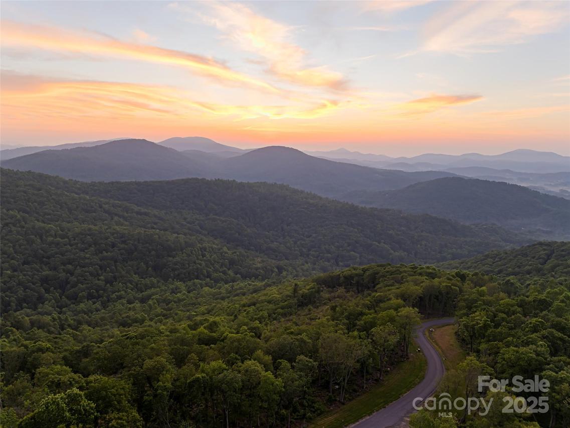 591 Garden Ln., Hendersonville, NC 28792