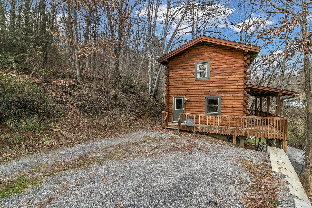 35 Creeds Cove Ln., Waynesville, NC 28785