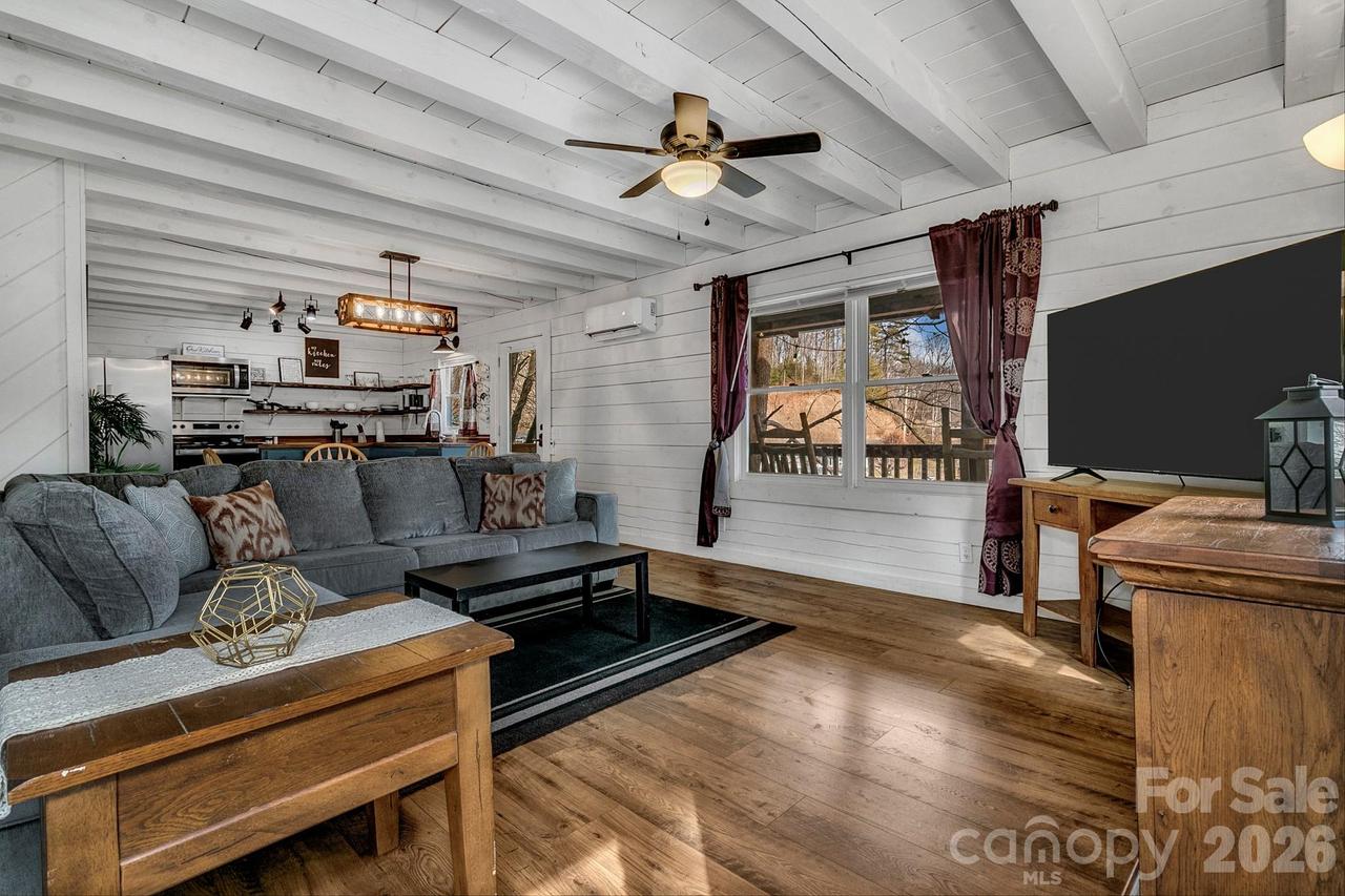 35 Creeds Cove Ln., Waynesville, NC 28785