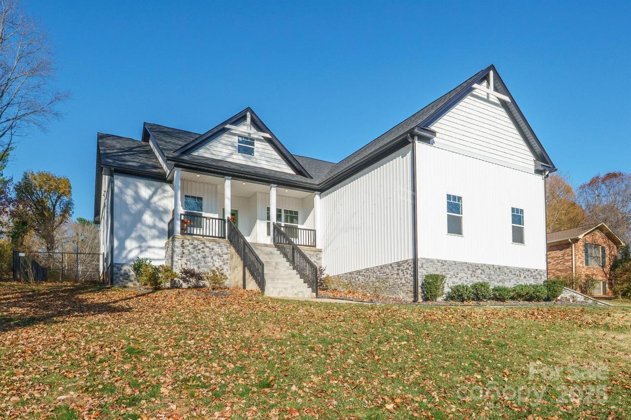 915 Brookwood Ct., Statesville, NC 28677