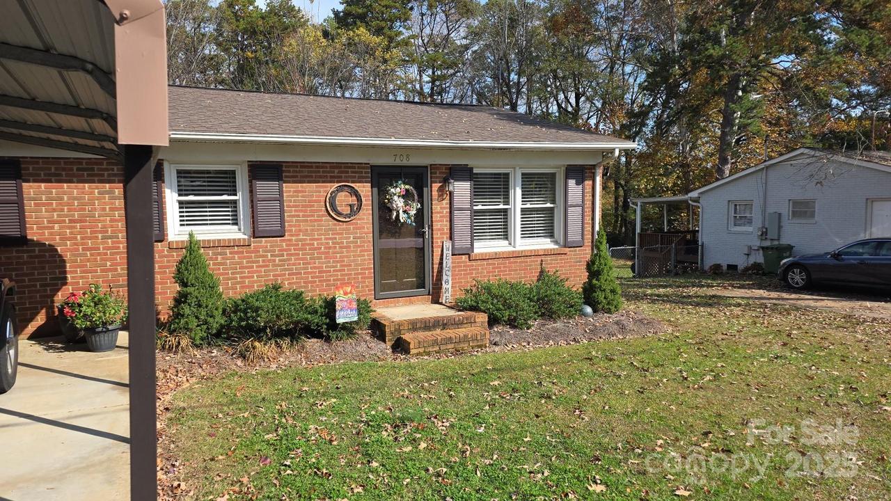 708 Noles Dr., Mount Holly, NC 28120