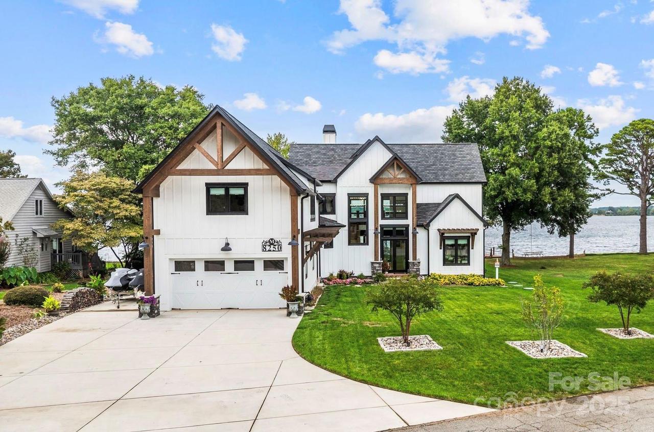 8250 Peninsula Ln., Sherrills Ford, NC 28673