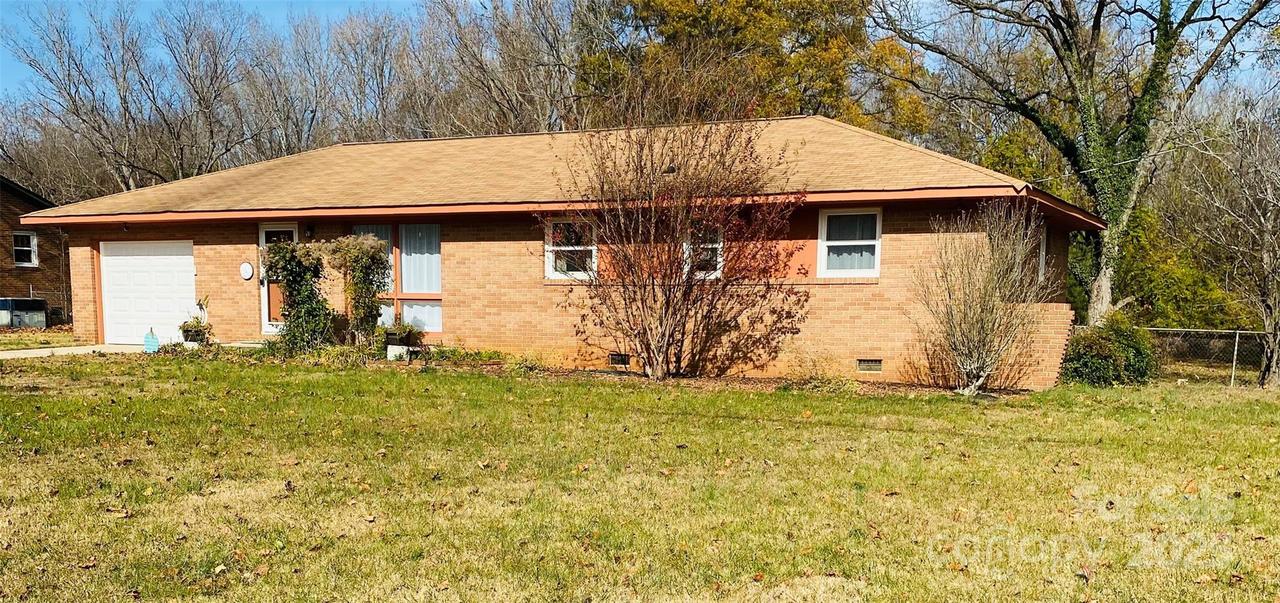 422 Mirror Lake Rd., Salisbury, NC 28144