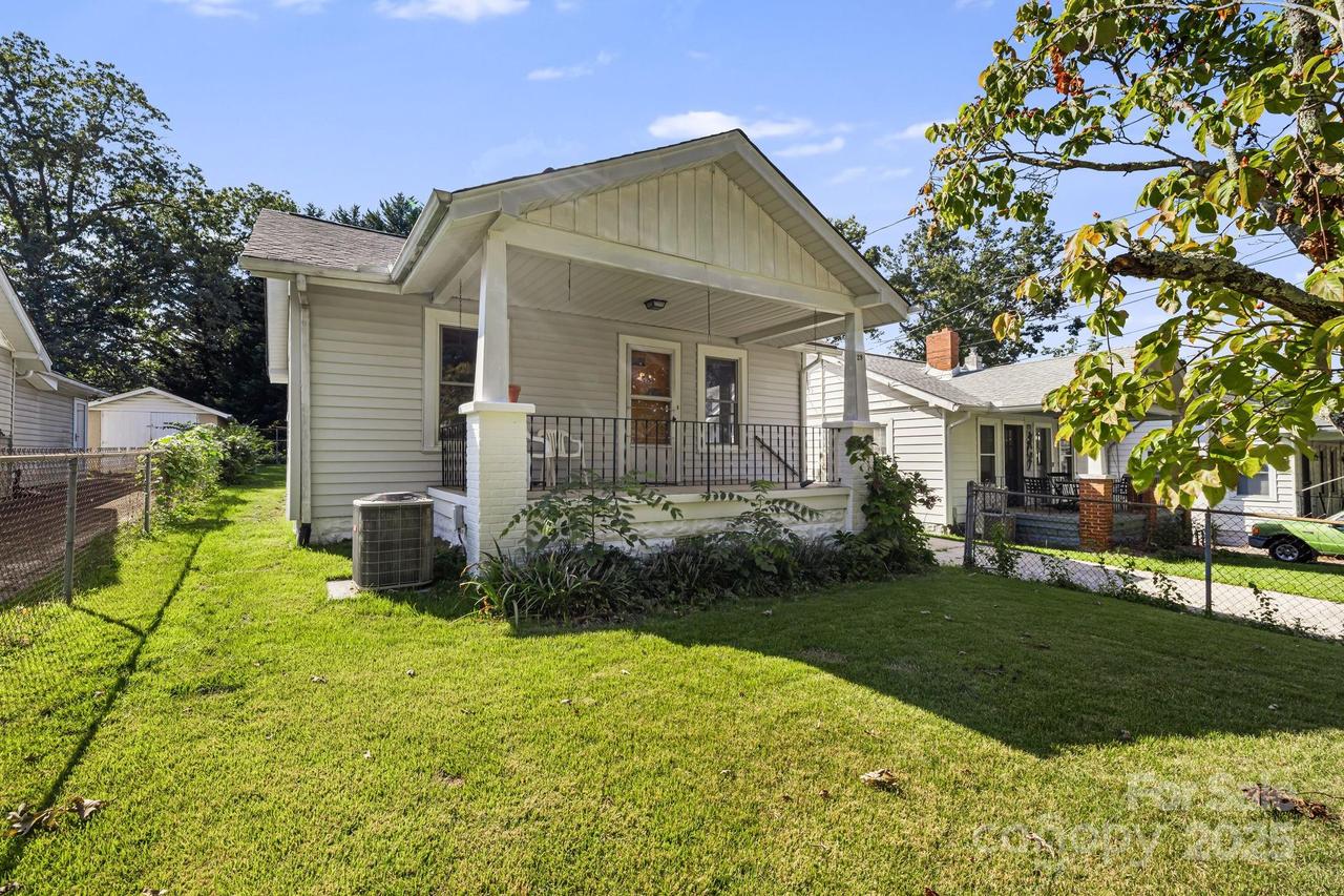 29 Oteen Park Pl., Asheville, NC 28805