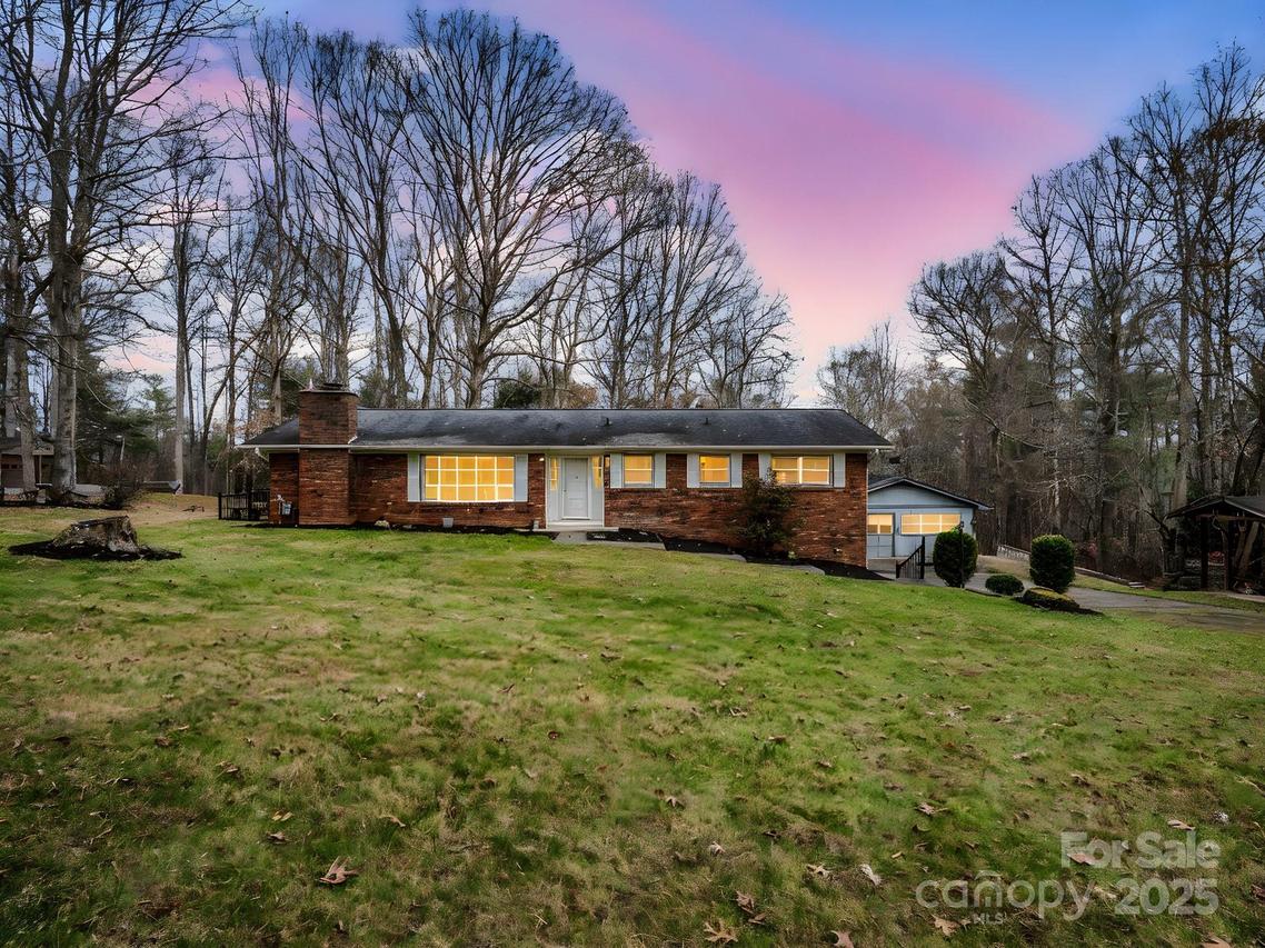 136 Old Tanglewood Tr., Hendersonville, NC 28739