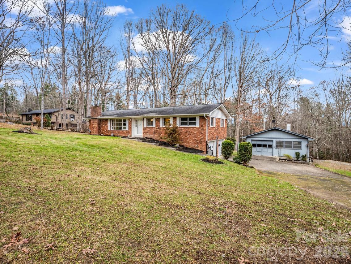136 Old Tanglewood Tr., Hendersonville, NC 28739