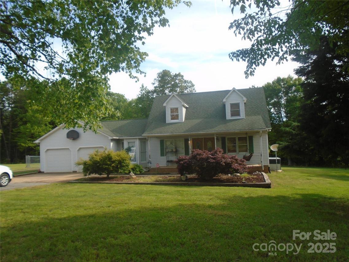 669 Loray Farm Rd., Dallas, NC 28034