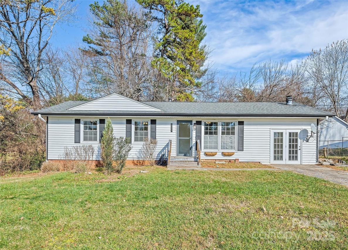 129 Willowbrook Rd., Hendersonville, NC 28792