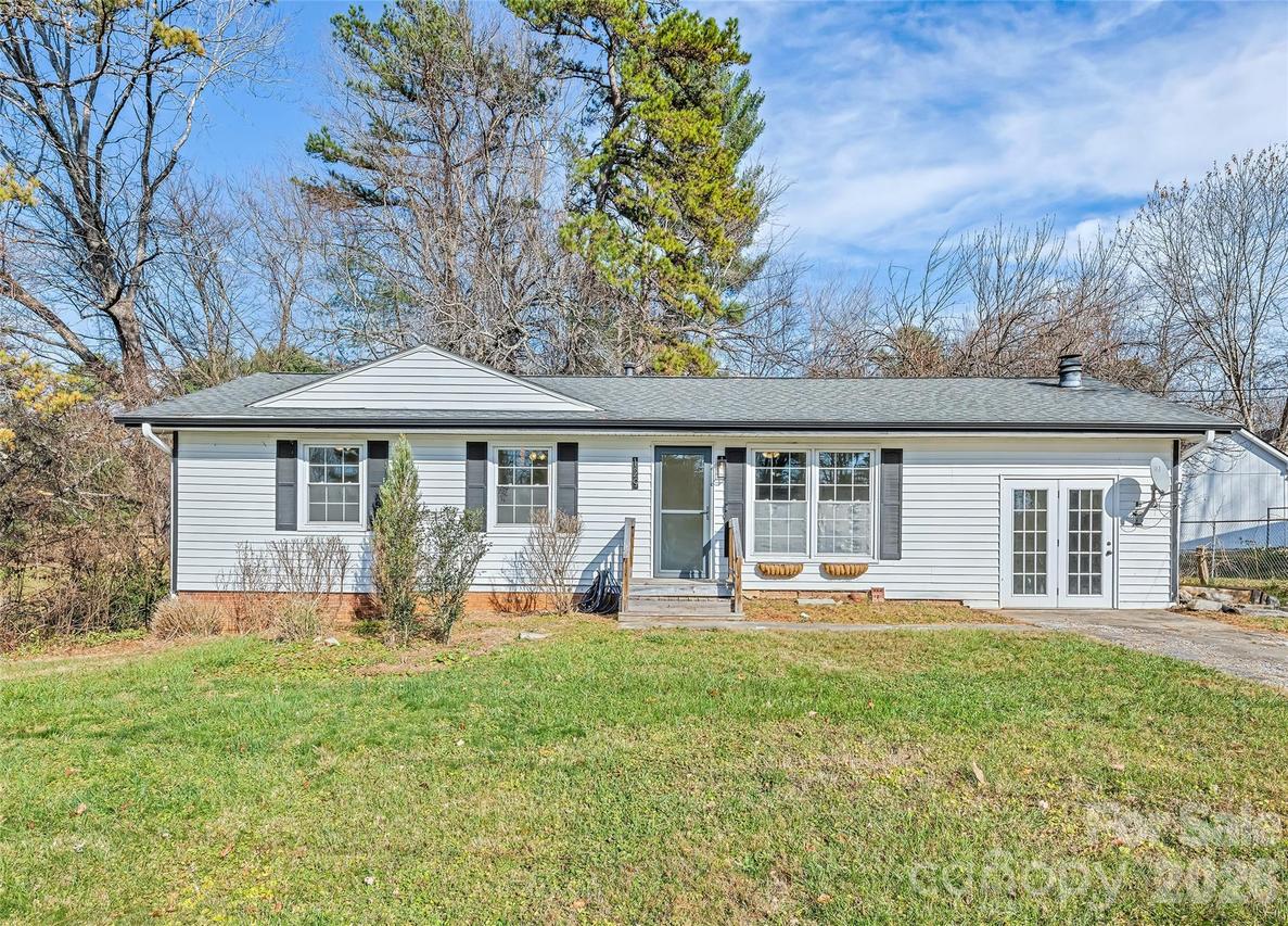 129 Willowbrook Rd., Hendersonville, NC 28792