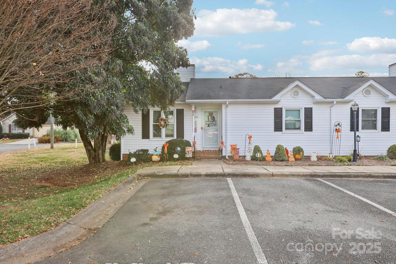 6042 Crape Myrtle Ln., Charlotte, NC 28216
