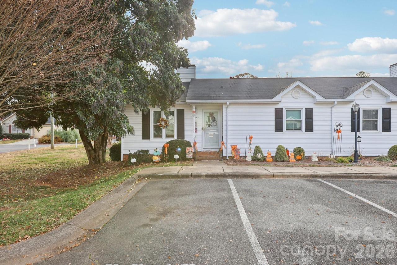 6042 Crape Myrtle Ln., Charlotte, NC 28216