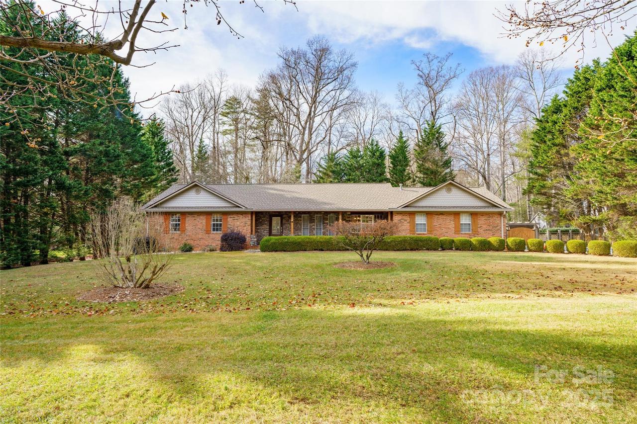 6 Hunters Ln., Hendersonville, NC 28791