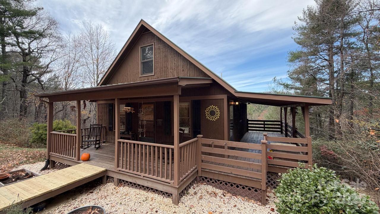 437 Deer Crossing Ln., Lenoir, NC 28645