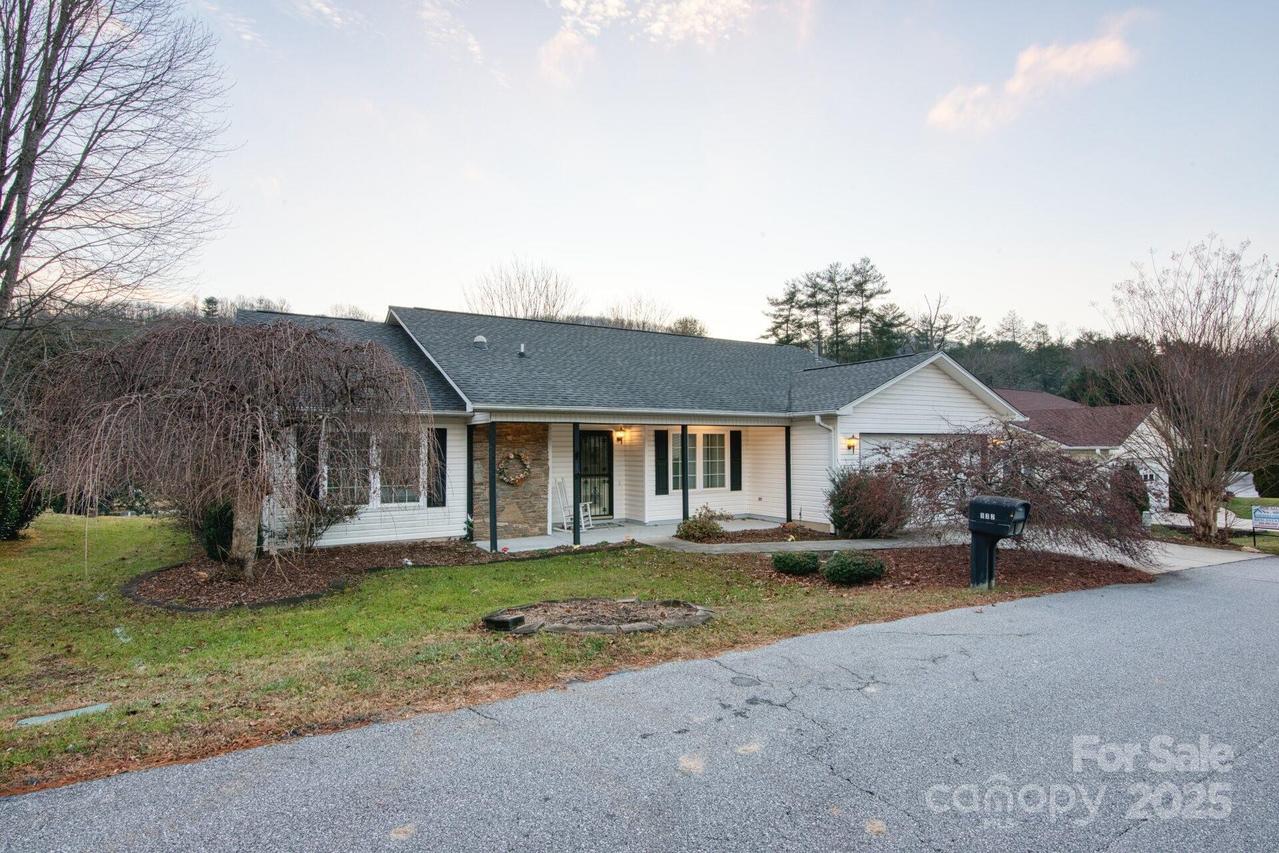 532 Woodfield Ln., Hendersonville, NC 28791