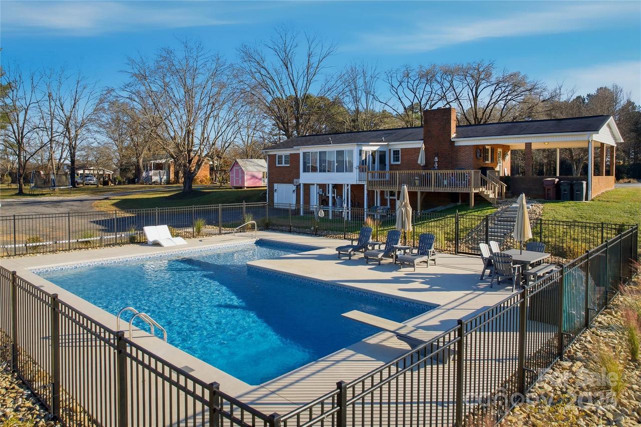 1400 Dry Ponds Rd., Granite Falls, NC 28630