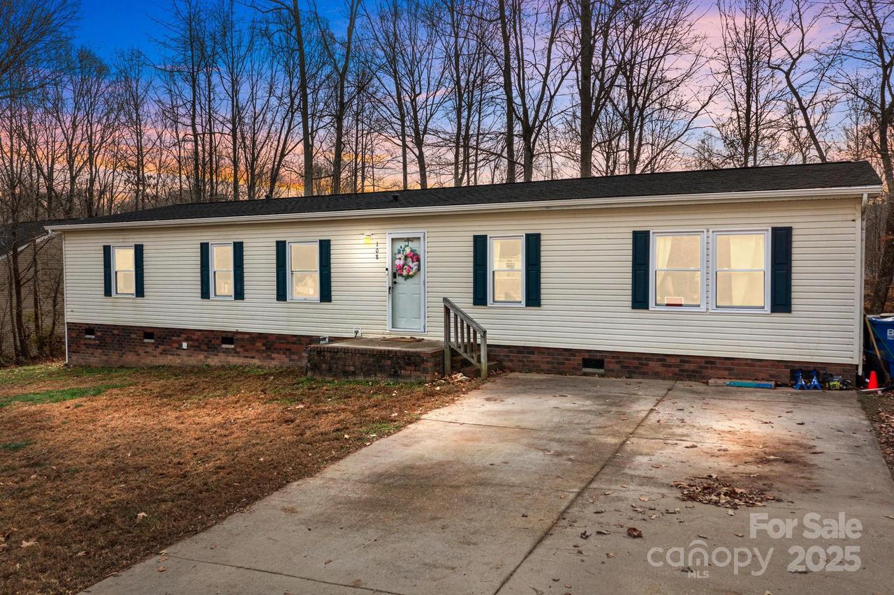 108 Sunwood Ct., Statesville, NC 28625
