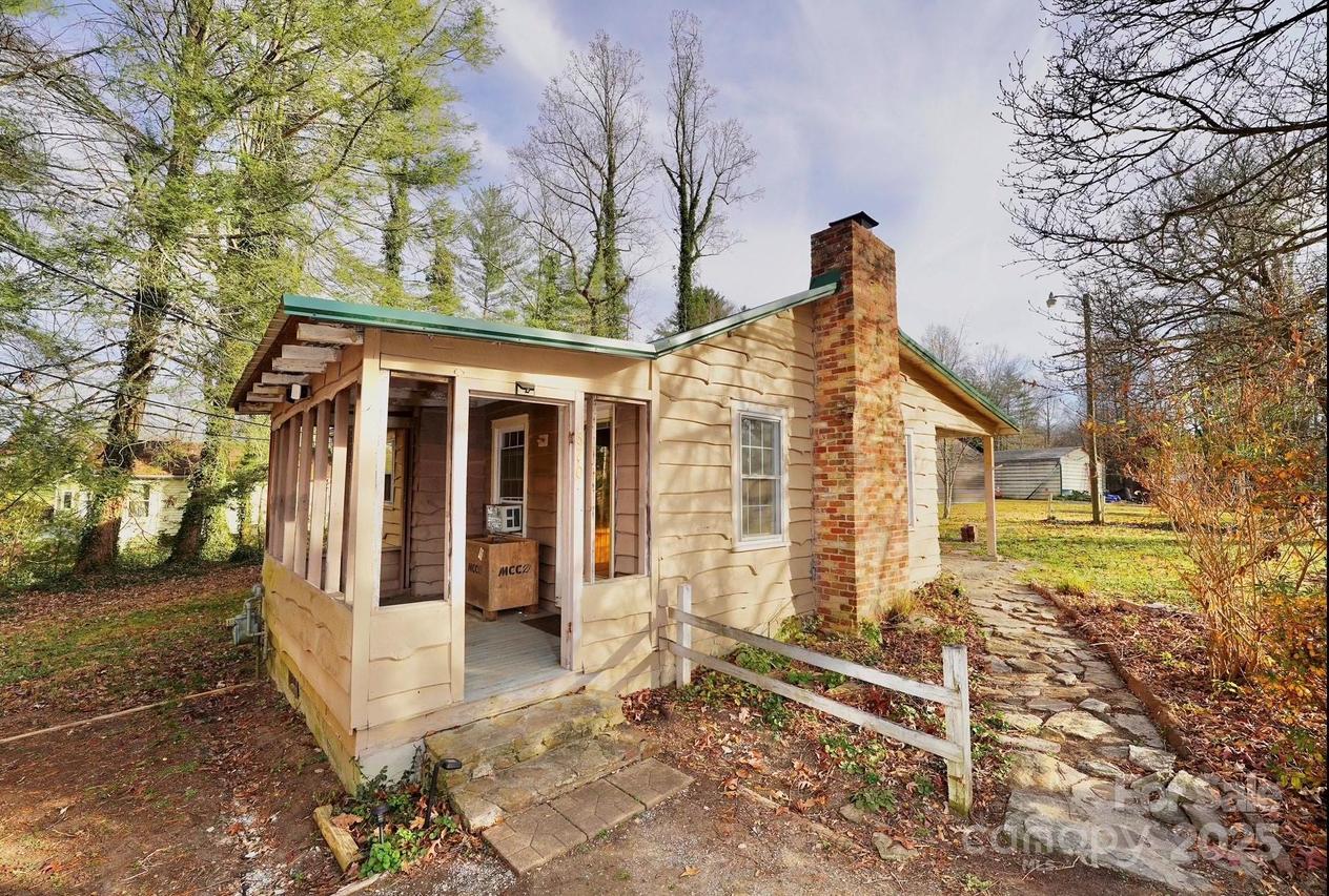 320 Dove Haven Ln., Hendersonville, NC 28791