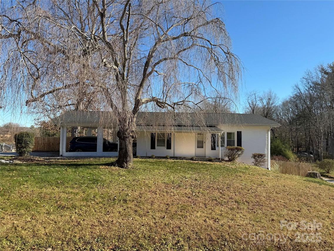 401 Bradshaw Ave., Hendersonville, NC 28792