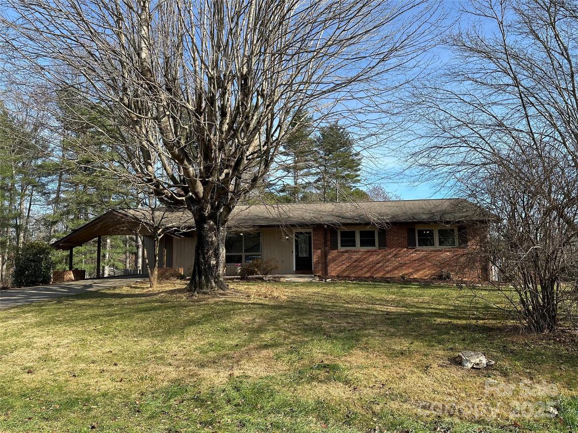 2 Star Ln., Hendersonville, NC 28791